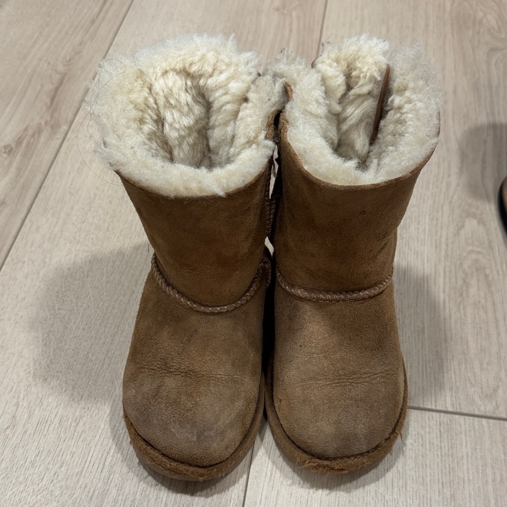 UGG CLASSIC  Beige Shearling Boots 9